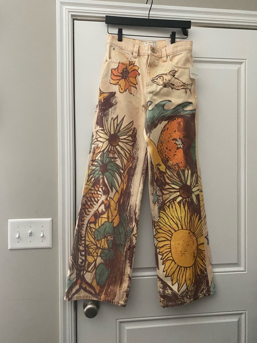 Free People Straight-Leg Pants in Pale Yellow Beach Scene Sz 26 NWT - Picture 3 of 5